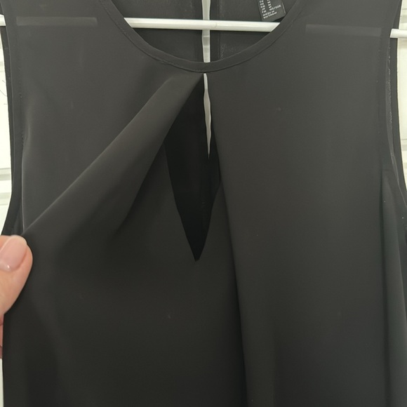 Forever, 21 black top keyhole, detail, front and back medium sleeveless tank - Picture 3 of 6